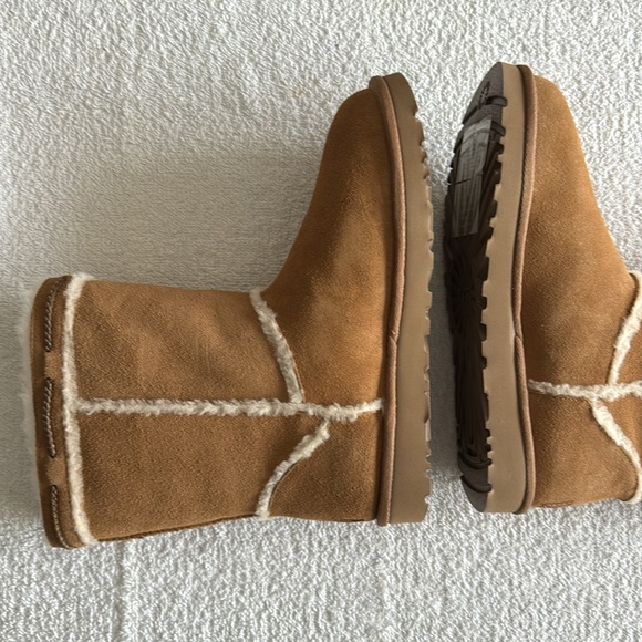 UGG Women’s Classic Short Shearling Braid Boots - Picture 7 of 16